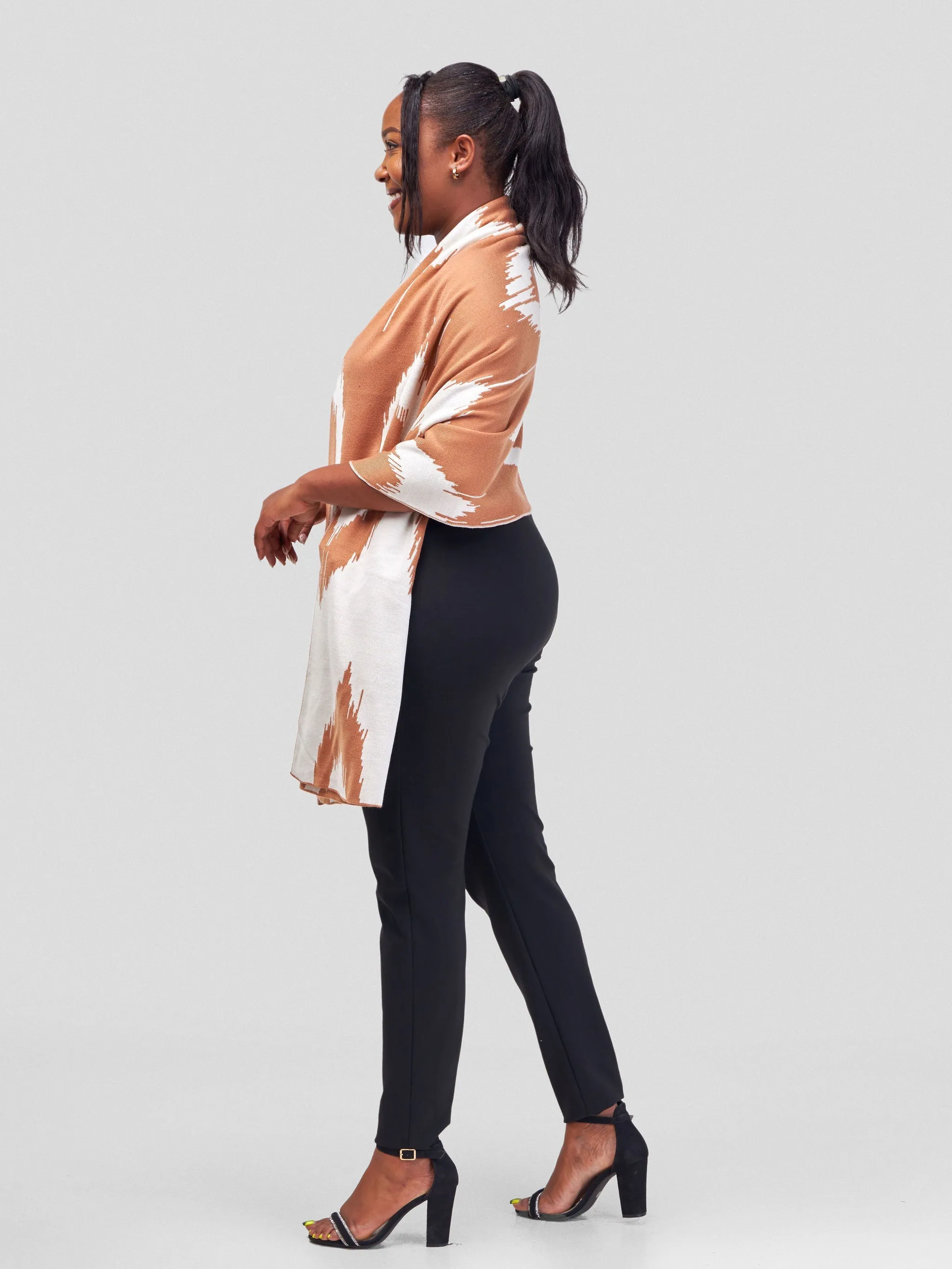 Vivo Reversible Shrug - Caramel / Off White Pete Print